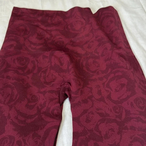Spanx Cropped Seamless Leggings Women's Size XLarge Garnet Red Rose Shapewear - Picture 3 of 5